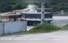 Vídeo: Motorista da região morre em colisão entre caminhões