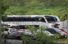 Polícia realiza perícia de ônibus que tombou em estrada da região
