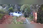 Carro para em meio a vegetação após acidente em Sengés