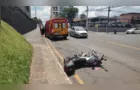 Motociclista cai ao desviar de carro que fazia retorno em avenida