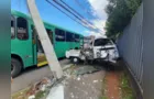 Motorista de ônibus é agredido, perde o controle e bate em carros