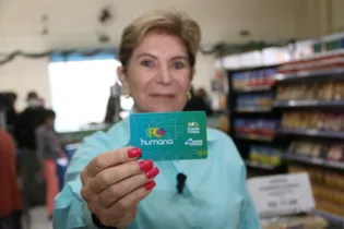 As pessoas cadastradas no CRAS receberão um cartão no valor do seu benefício (R$ 181,81) para fazer suas compras no Mercado da Família.