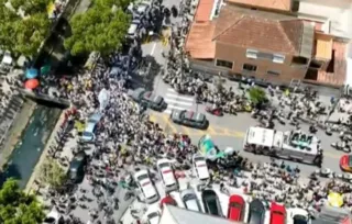 Carro dos Bombeiros com o corpo de Pelé pelas ruas de Santos