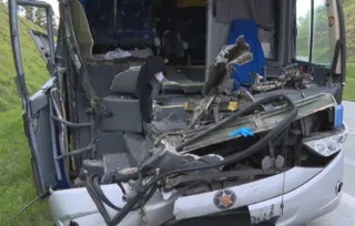 24 pessoas ficam feridas com acidente entre ônibus e caminhão