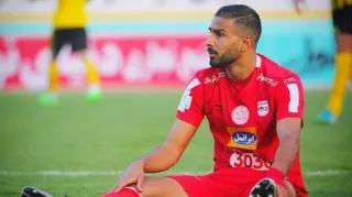 Amir Nasr-Azadani atua pelo Iranjavan FC, do irã. O jogador, que se profissionalizou em 2015 no futebol, já vestiu a camisa de outros três clubes locais.