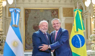 À esquerda o presidente do Brasil e à direita o da Argentina