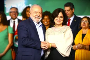 À esquerda o presidente eleito, Lula (PT), e à direita a futura ministra da Saúde, Nísia Trindade