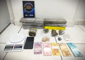 Drogas, dinheiro, um celular e uma balança de precisão foram localizadas