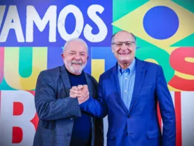 À esquerda Luiz Inácio Lula da Silva (PT) e à direita Geraldo Alckmin (PSB)