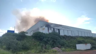 Incêndio atingiu a fábrica da Braslar nesta segunda-feira (26)