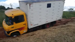 Caminhão fica preso em buraco, na Vila San Martin