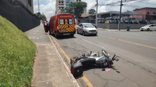 A queda aconteceu após o condutor da motocicleta tentar desviar de um carro