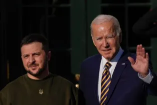 Presidente da Ucrânia, Volodymyr Zelensky, ao lado do presidente dos Estados Unidos, Joe Biden