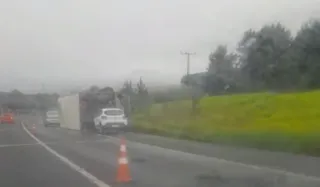 Rodovia está parcialmente bloqueada no sentido Carambeí; motorista não se feriu