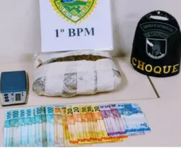 Mais de R$ 1 mil em dinheiro e quase 500 gramas de drogas foram encontrados