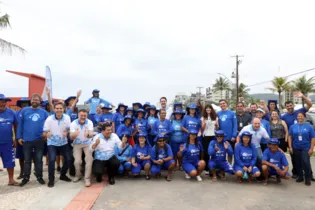 Com 140 trabalhadores, Sanepar inicia limpeza nas praias do Paraná