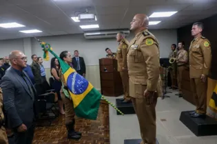 O secretário de segurança, Cel. Hudson Leôncio Teixeira acompanhado pelo comandante geral da pm Cel. Sérgio Almir Teixeira e demais autoridades, participa da troca de comando da polícia militar rodoviária.