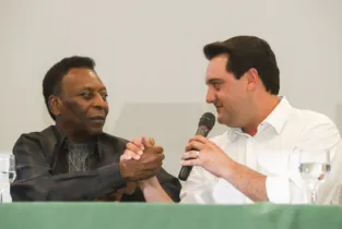 Em suas redes sociais, Ratinho Junior publicou uma foto de um encontro que teve com Pelé em 2019