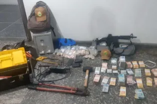 No carro foram encontrados um simulacro de fuzil, ferramentas utilizadas no assalto, um cofre e mais de R$ 95 mil em espécie