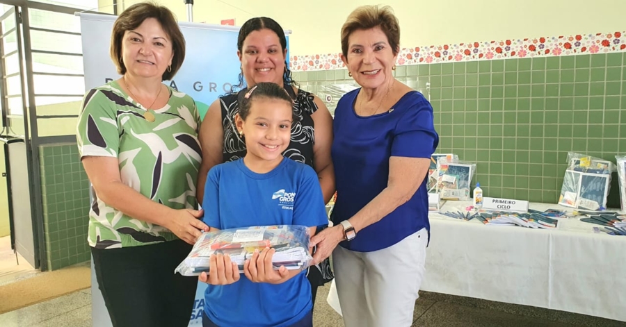 Para dar início ao repasse para os alunos, nesta segunda, a prefeita Elizabeth Schmidt e a secretária de Educação, professora Simone Pereira Neves, realizaram uma entrega simbólica para os estudantes