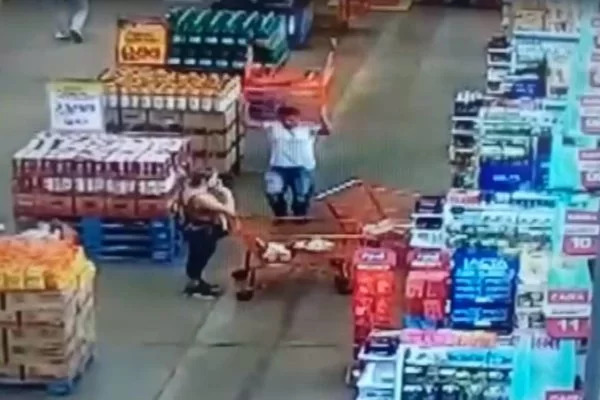 Imagem ilustrativa da imagem Homem arremessa carrinho de compras contra mulher; veja vídeo