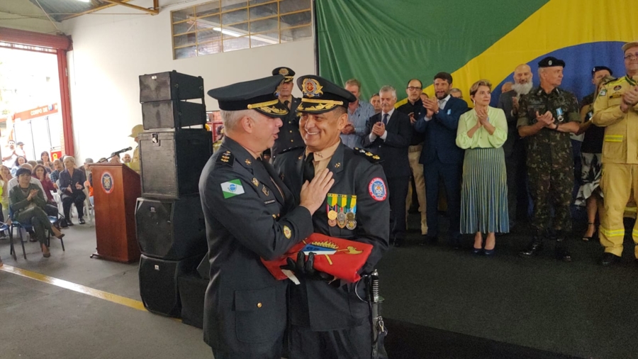 Tenente-coronel Carlos Alberto de Oliveira passou o comando para o Tenente-coronel Emerson José Guimarães Ferreira