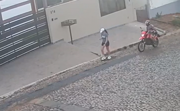 A vítima, uma mulher de 35 anos, estava voltando da academia quando foi assediada na rua