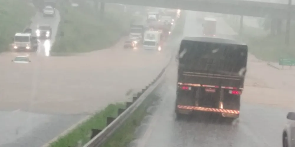 A forte chuva causou inundação em algumas ruas e também queda de energia em alguns pontos