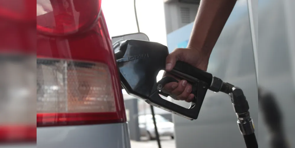 Novos valores foram aplicados nesta segunda-feira (3); etanol e diesel também sofrem queda