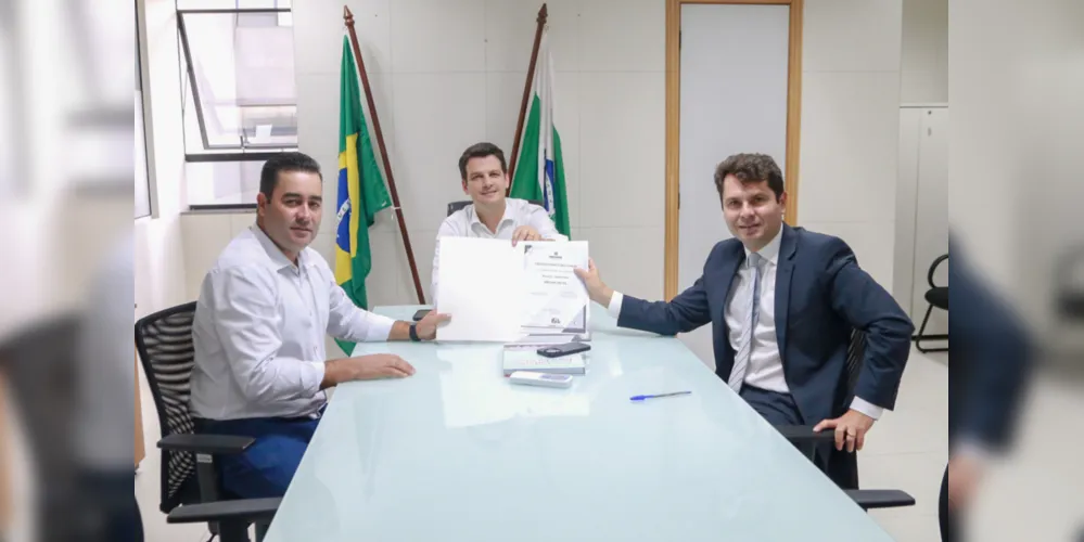 Documento foi entregue pelo secretário das Cidades, Eduardo Pimentel, ao prefeito Marcelo Leite