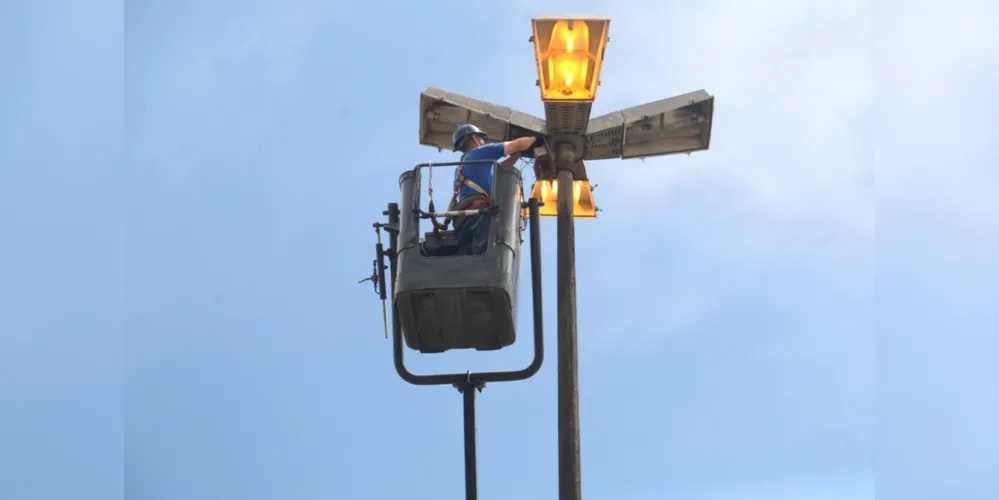 Os moradores de Ponta Grossa podem solicitar a manutenção da iluminação pública por meio do telefone 156, da Prefeitura