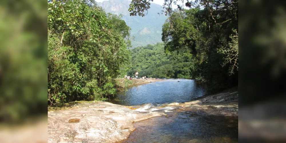 Cachoeira fica no Salto dos Macacos, local conhecido por ter uma piscina de 'borda infinita'
