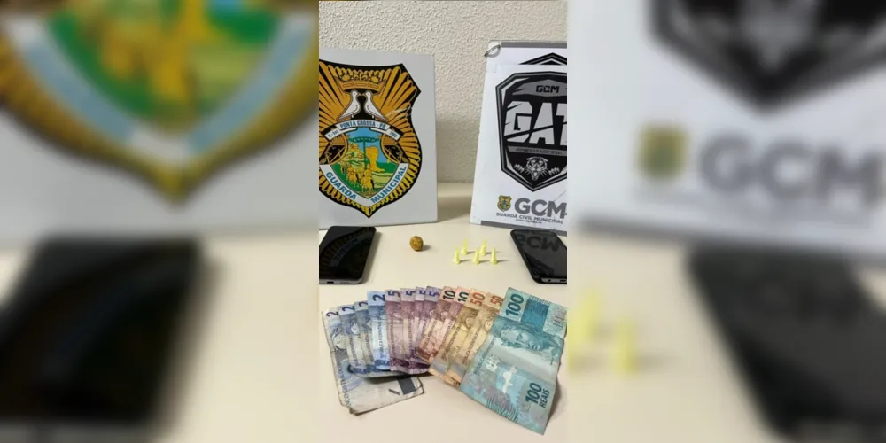 Drogas e dinheiro foram apreendidos
