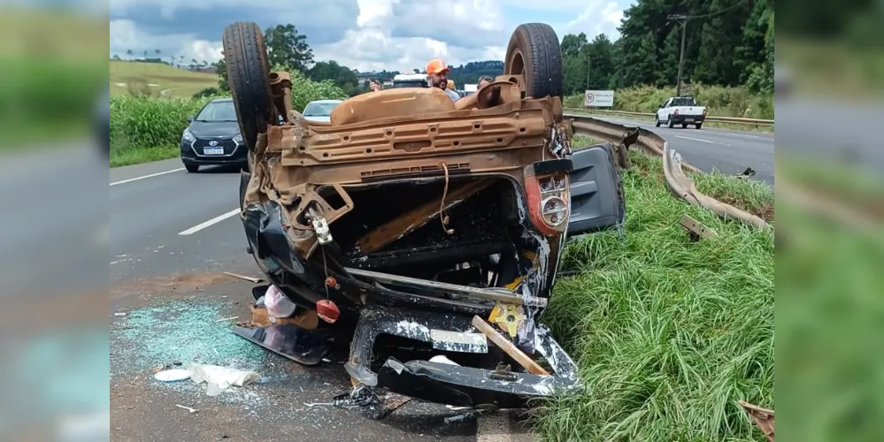 A colisão envolveu um veículo Volkswagen Gol e um caminhão. Relatos apontam que chovia no momento da batida