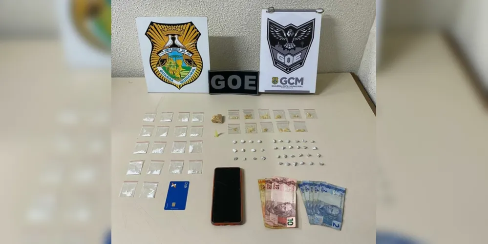Além das drogas, guardas apreenderam dinheiro, celular e cartão do suspeito