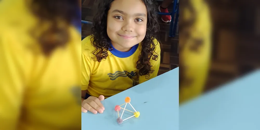 Os alunos trabalharam com palitos e gomas, visando desenvolver os conhecimentos sobre vértices, arestas e faces