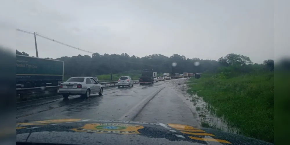 No Rio da Ronda, o trânsito está lento pois o fluxo segue apenas pela faixa esquerda