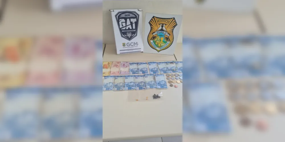 Foram apreendidos R$ 66,65 em notas trocadas e quantidades de crack e maconha