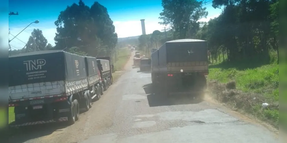 Além da marginal 'lotada', caminhões estão aguardando em vias de acesso da região