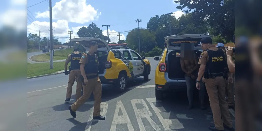 Autoridades identificaram que o carro possuía alerta de furto