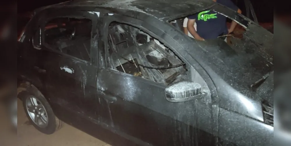 Populares controlaram o incêndio e retiraram o jovem do Volkswagen Gol