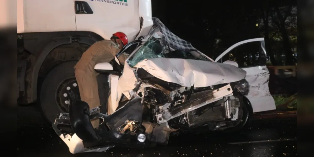 Chevrolet Ônix foi atingido por um caminhão e duas pessoas morreram