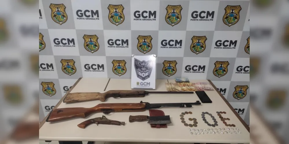 Além das armas, foi encontrado cerca de R$ 490 reais em dinheiro trocado, 26 unidades de substâncias análoga a crack