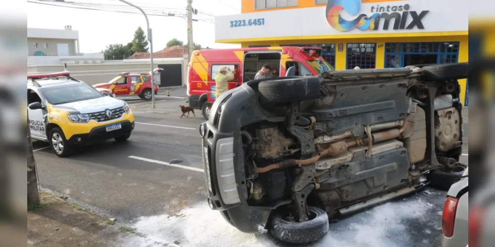 Uma colisão envolvendo três veículos na região do bairro Orfãs terminou com um dos carros tombados no meio da via