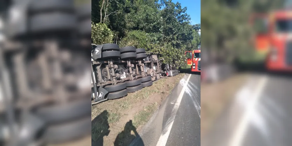 Em Jaguariaíva, caminhão tombou e deixou motorista ferido