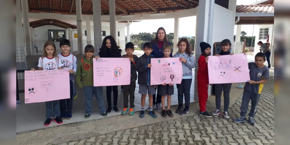 a e b) Estudantes da escola-campo durante o jogo Verdadeiro ou Falso