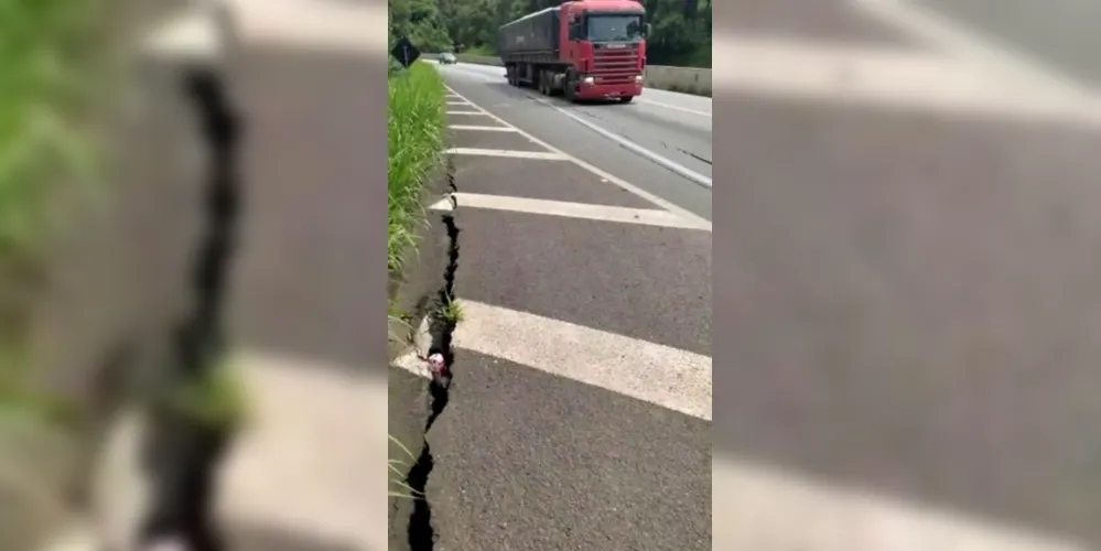 Afundamento do pavimento ocasionou o bloqueio da pista