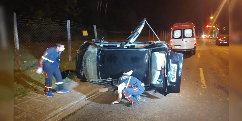 Carro ficou destruído em acidente registrado na noite de quarta-feira (5)
