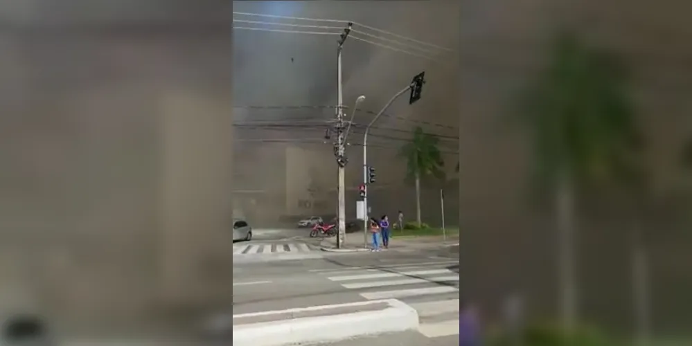 Ao menos sete pessoas ficaram feridas durante o incêndio e foram encaminhadas para hospitais da região