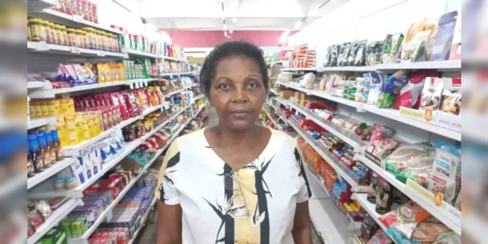 Isabel Estavski, de 69 anos, é dona de um mercado na Vila do Sahy
